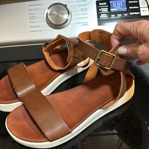 Women’s 7.5 Mia sandals gently worn lots of wear left